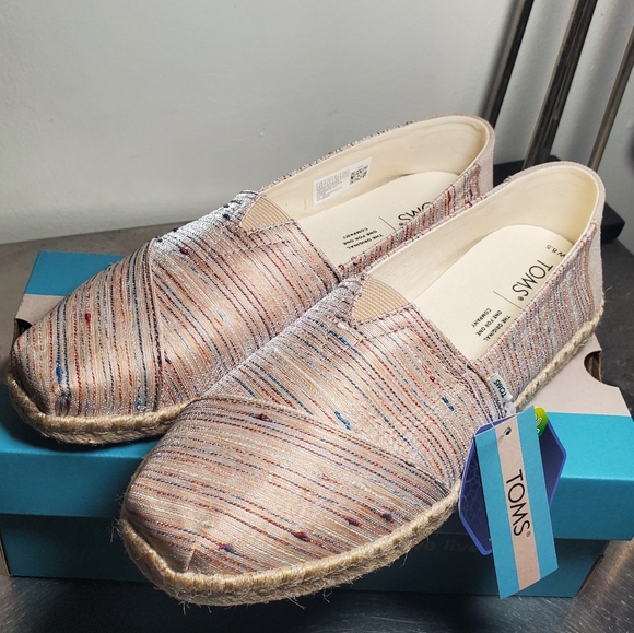 TOMS - Picture 1 of 6